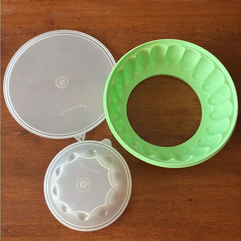Tupperware Jel-Ring Mold. NWOT